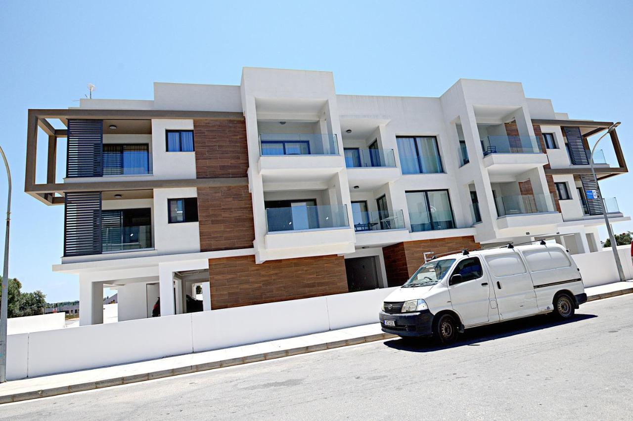 Golden Tree Apartment Paralimni Bagian luar foto