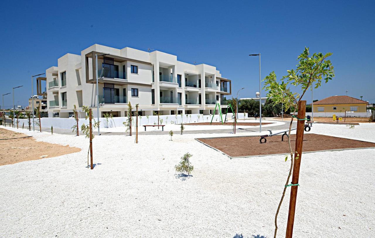 Golden Tree Apartment Paralimni Bagian luar foto